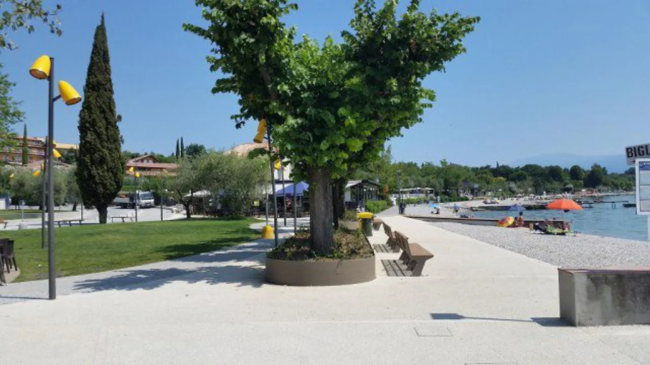 Lm House Boat Hotel Moniga del Garda Italy