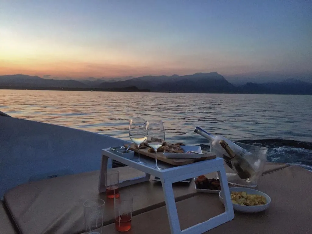 Båthotell Lm House Boat Hotell Moniga del Garda