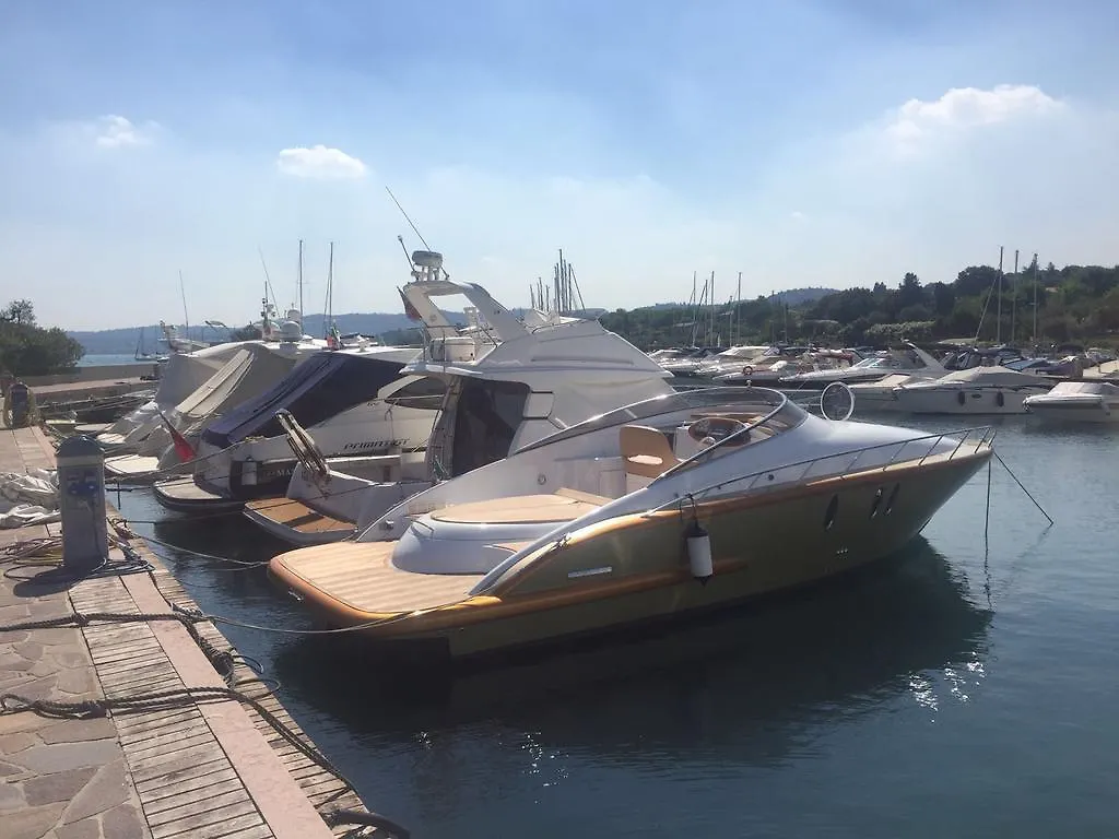 Båthotell Lm House Boat Hotell Moniga del Garda Italien